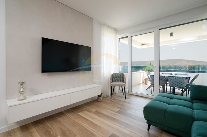 Dvosobni penthouse v Trogirju s strešno teraso